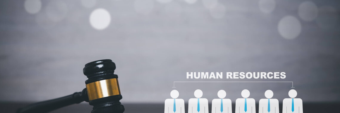 Martelo de juiz ao lado de ícones de pessoas com a expressão “Human Resources.”