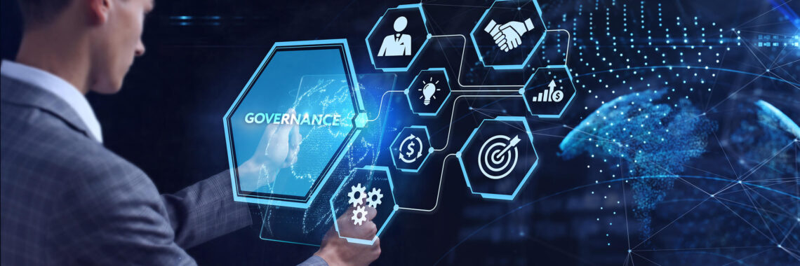 Profissional de camisa social e paletó apontando para tela digital com ícones de governança corporativa: liderança, estratégia, finanças e conformidade.