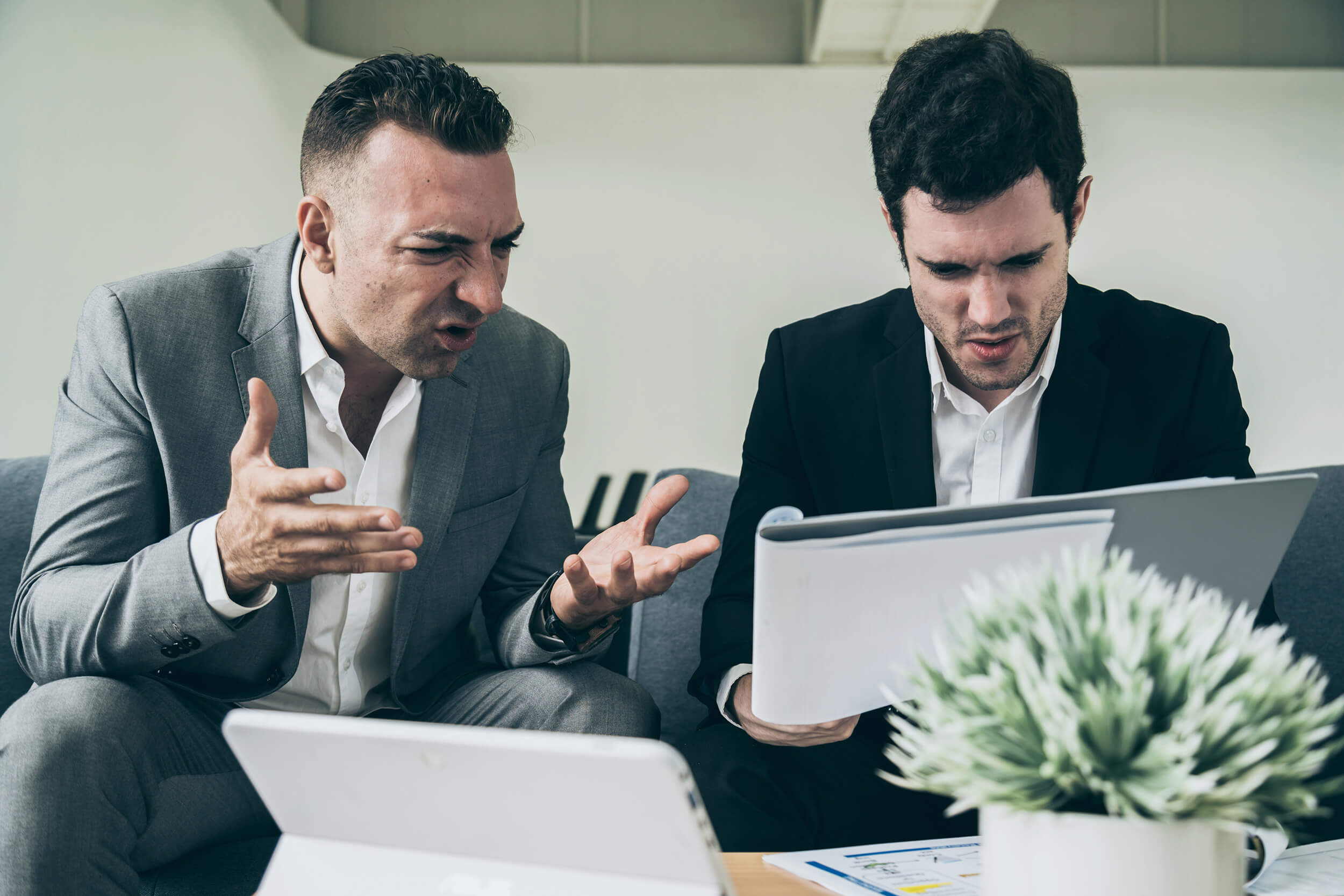 Dois executivos discutindo contratos.