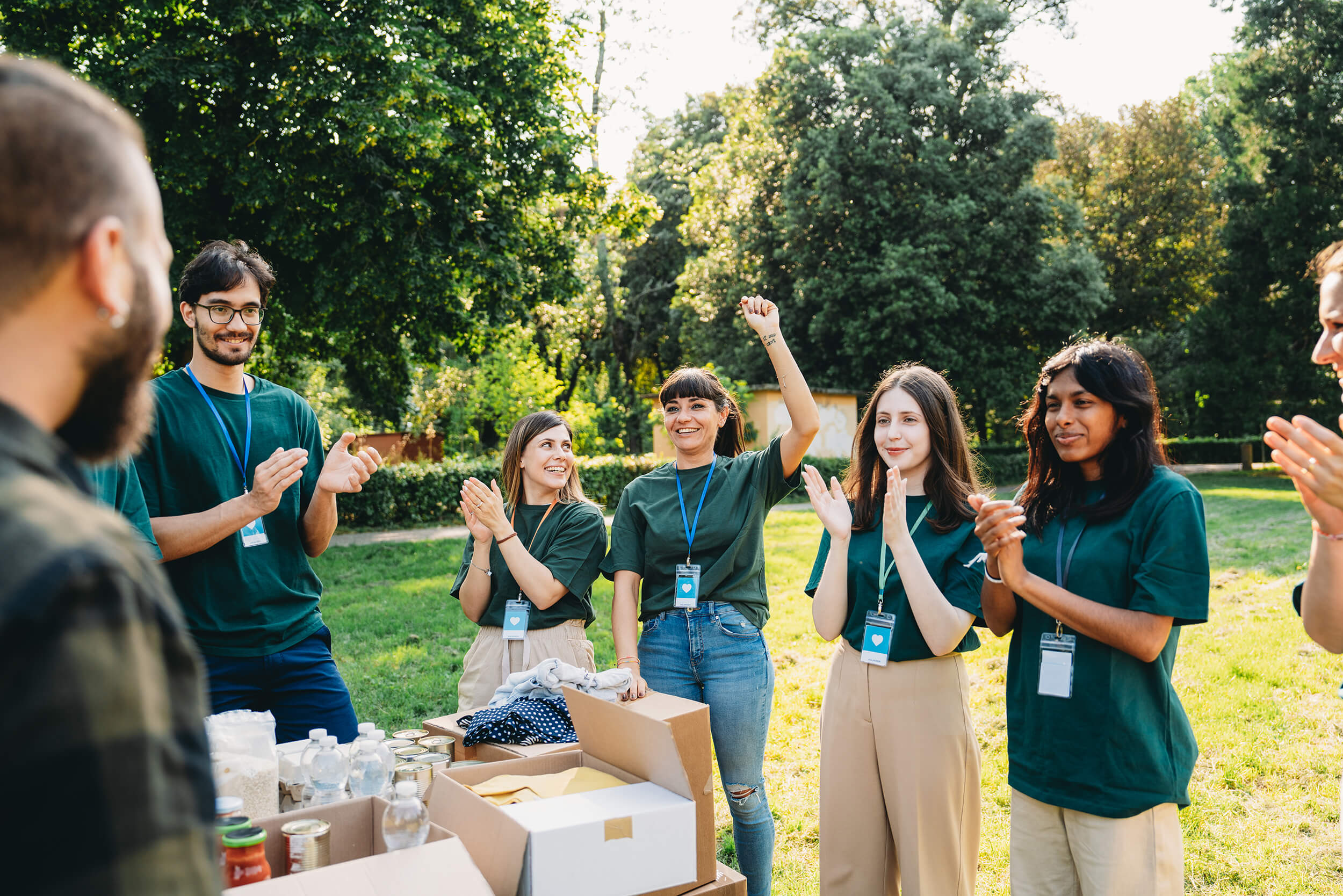 Grupo de voluntários comemorando resultados de ações sociais.