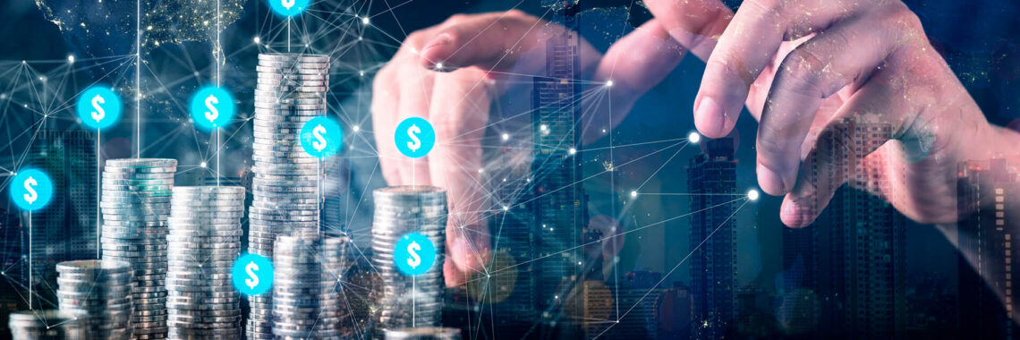 Mãos apontando para pilhas de moedas, significando captação de recursos.