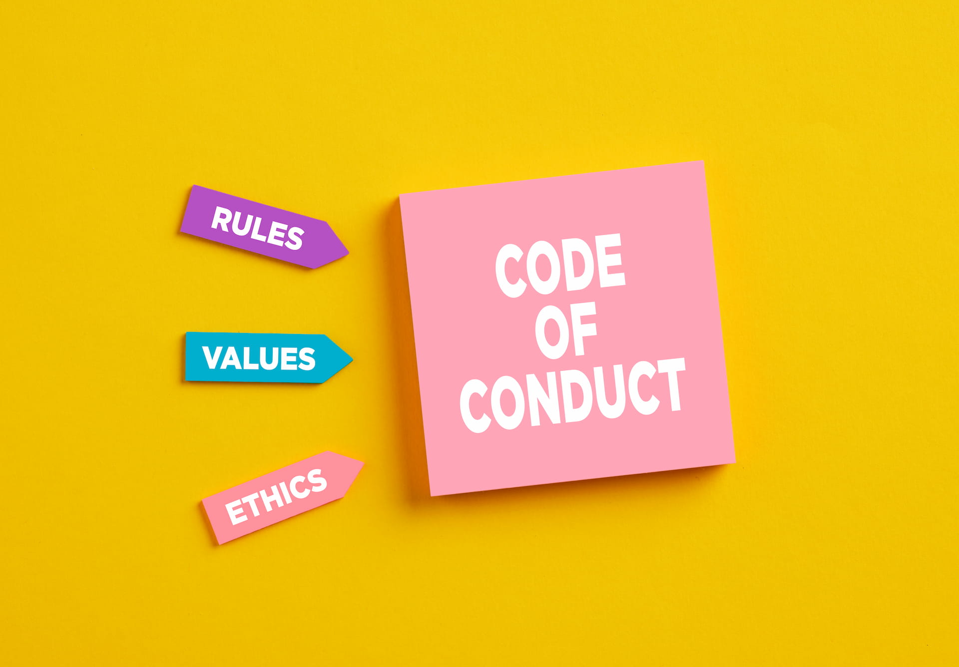 Blocos com as inscrições Code of Conduct, Ethics, Values  e Rules, simbolizando governança organizacional. 