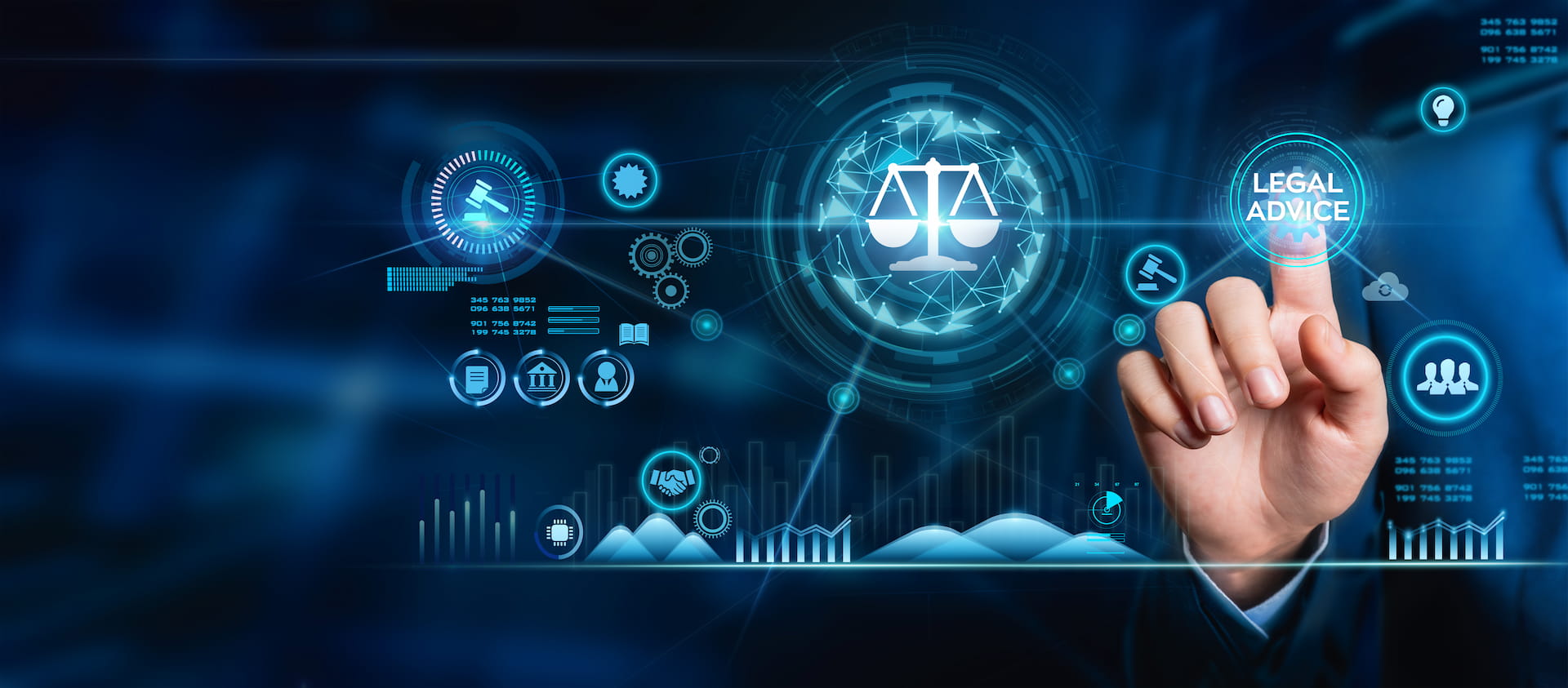 Profissional apontando o dedo para interface jurídica digital com ícones de balança da justiça, martelo de juiz, governança, análise de dados e tecnologia.